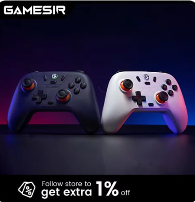 Dois controles GameSir T4 Nova Lite, um na cor preta e outro na cor branca, exibidos lado a lado sobre uma superfície escura com iluminação ambiente colorida.