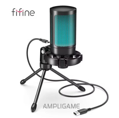 Microfone Fifine Ampligame A2 na cor preta com iluminação interna azul, montado em um tripé de mesa e com cabo USB conectado