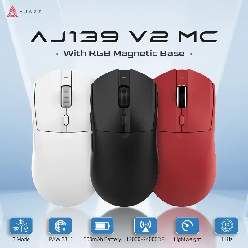 Três mouses gamer Ajazz AJ139 V2 MC nas cores branca, preta e vermelha, exibidos ao lado de uma base de carregamento magnética com iluminação RGB e ícones de especificações técnicas abaixo.