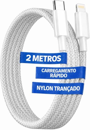 Cabo de carregamento branco com revestimento em nylon trançado, medindo 2 metros, com conectores USB-C e Lightning, exibindo etiquetas azuis com as especificações de comprimento, carregamento rápido e material.