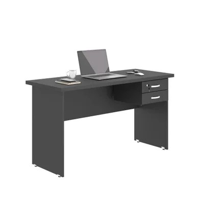 Escrivaninha Plate 1.20m na cor Preto Onix com duas gavetas laterais e um notebook sobre o tampo