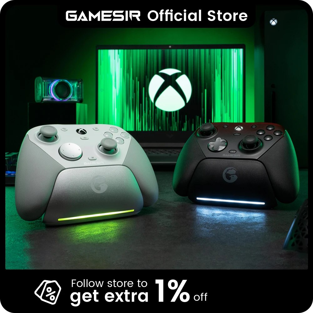 Dois controles GameSir G7 Pro, um na cor branca e outro na cor preta, posicionados sobre uma mesa com iluminação LED verde e um monitor ao fundo exibindo o logotipo do Xbox.