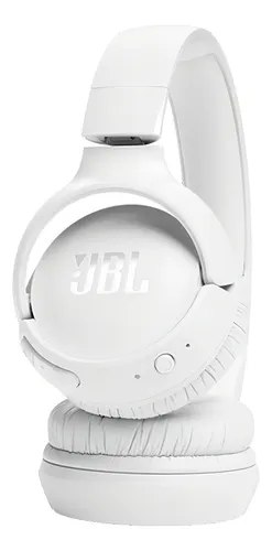 Fone de ouvido JBL Tune 520BT na cor branca, com design moderno e fios para conexão