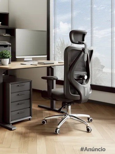 Cadeira ergonômica de escritório em preto com suporte lombar ajustável, encosto alto acolchoado, rodízios e estrutura em aço