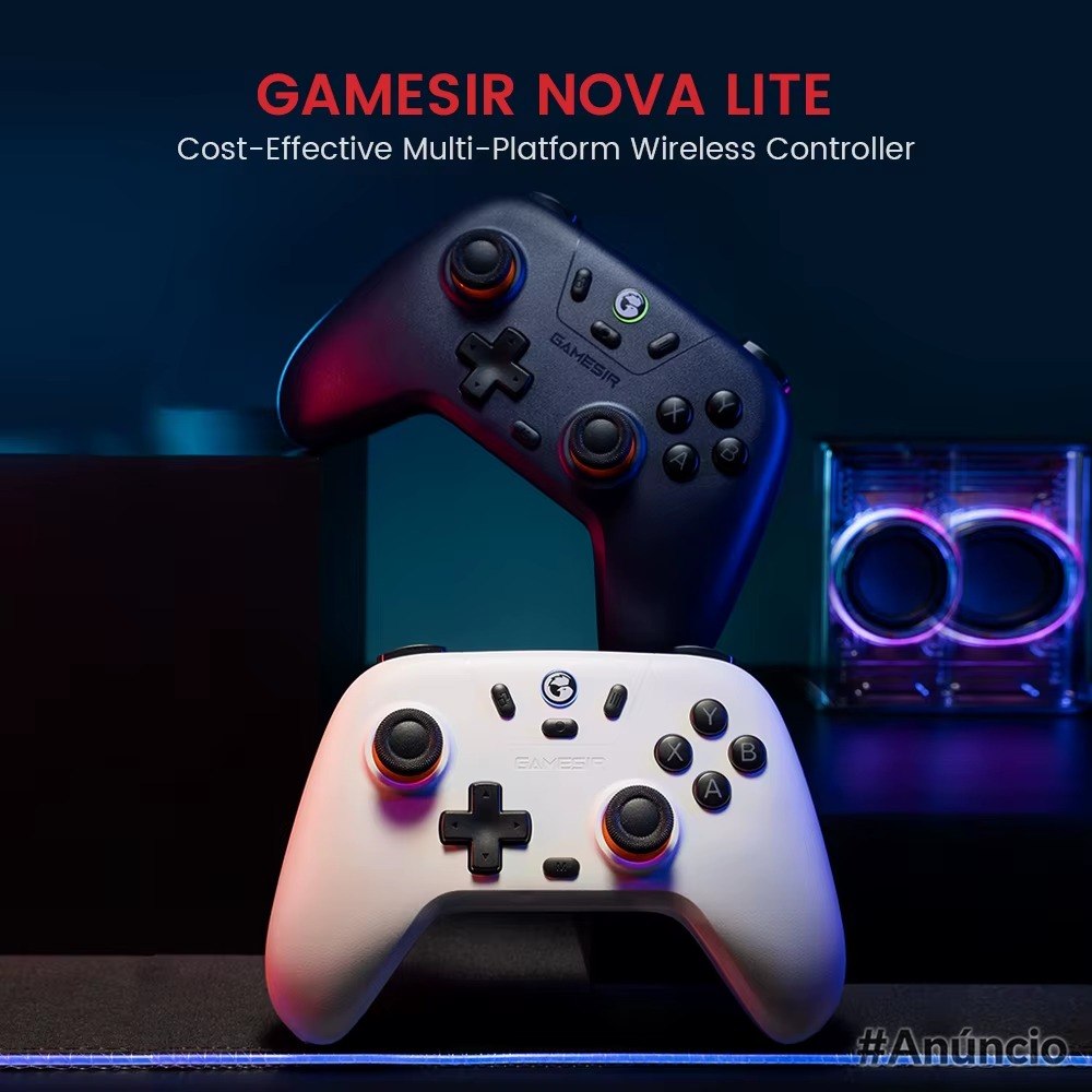 Dois controles GameSir Nova Lite, um na cor preta e outro na cor branca, posicionados um sobre o outro em um ambiente com iluminação azul neon.