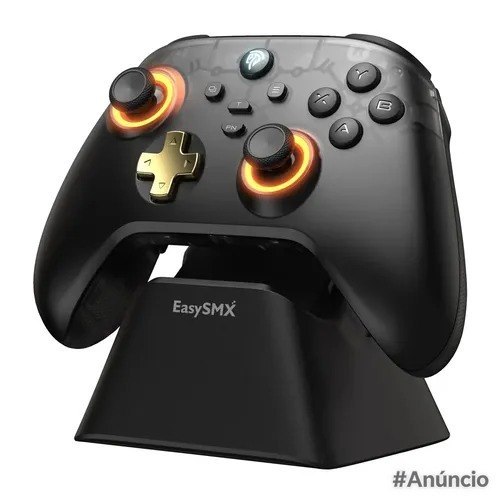 Controle sem fio EasySMX D05 na cor preta com botões de ação A/B/X/Y, direcionais analógicos iluminados em laranja, base de carregamento com o nome da marca impresso na frente e detalhes dourados no direcional