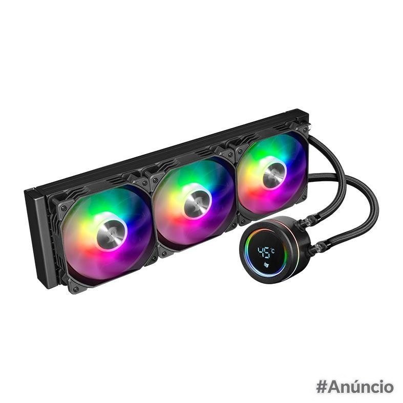 Water Cooler Pichau Aqua 360X de 360mm na cor preta, com três ventoinhas ARGB iluminadas e bloco da bomba com display digital exibindo a temperatura