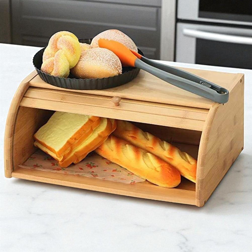 Cesto porta pães retrátil de MDF, aberto sobre balcão de cozinha com pães e alimentos dentro