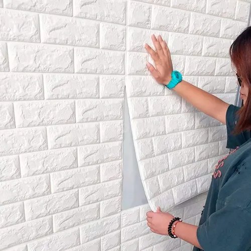 Pacote com 10 placas 3D autocolantes para revestimento de parede no estilo tijolinho, cor branca, com medidas de 77x70 cm cada