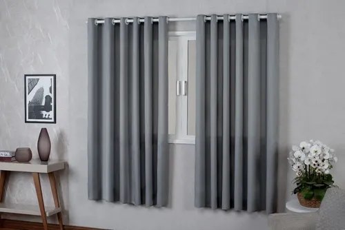 Cortina listrada em tons neutros para sala e quarto, com medidas de 2,20 x 1,70 metros e varão simples incluso