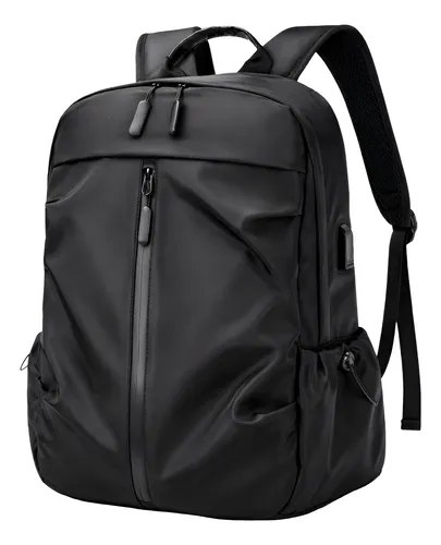 Mochila masculina preta lisa com entrada USB lateral e compartimento acolchoado para notebook