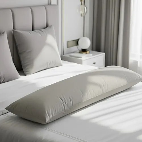 Travesseiro gigante almofada de corpo em silicone premium, macio e ergonômico, posicionado sobre uma cama branca