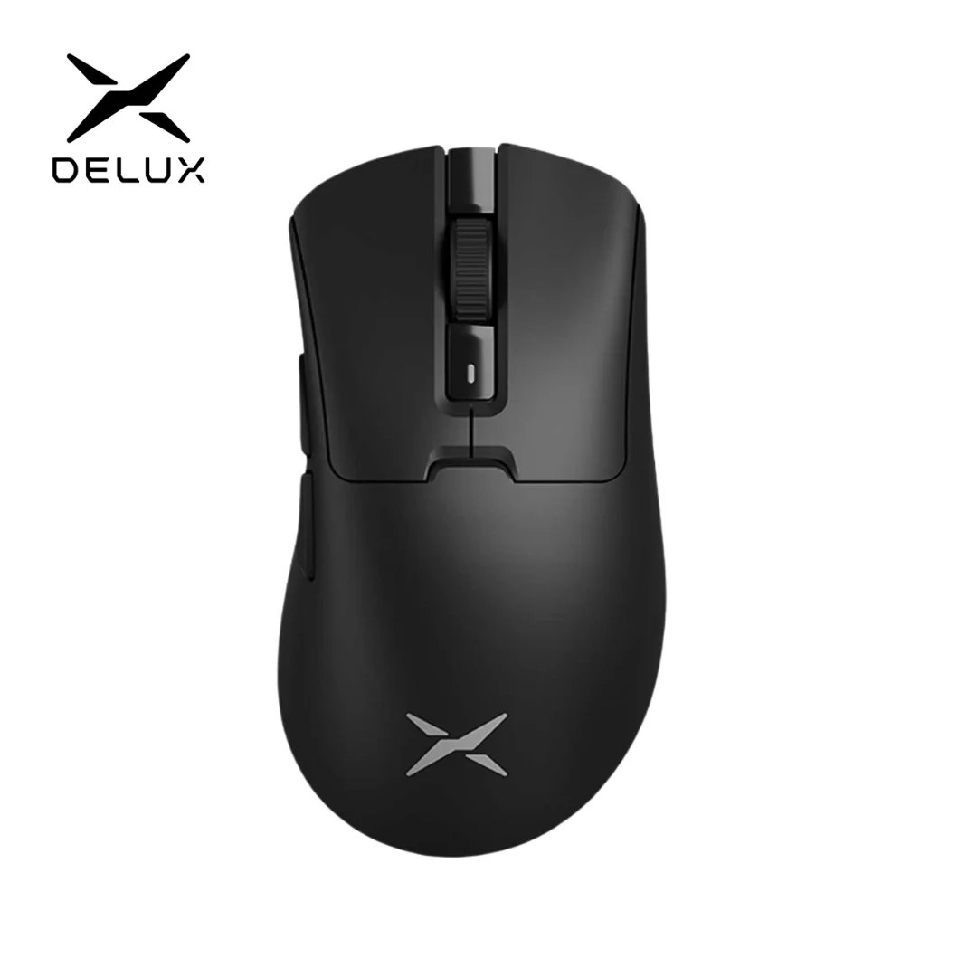 Mouse gamer Delux M900 Pro na cor preta ou branca, com sensor PAW3395 e taxa de 8000Hz, acompanhado de um dock de carregamento