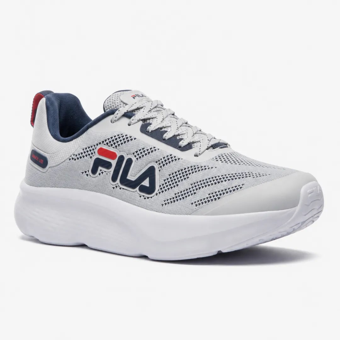 Tênis Fila Maxxi Lite masculino na cor cinza com detalhes em azul e vermelho, exibindo o logo da marca na lateral e solado branco robusto.