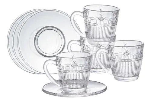 Jogo de 8 peças para café Hermitage contendo 4 xícaras de vidro com relevo de abelhas e 4 pires transparentes dispostos sobre fundo branco.