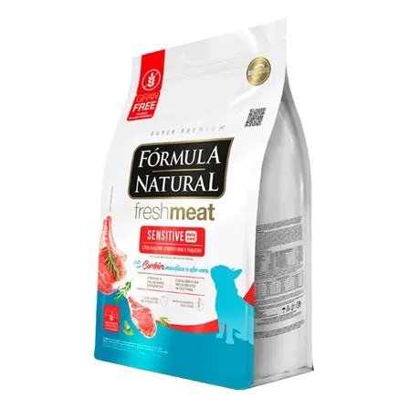 Embalagem de 2,5kg da ração Fórmula Natural Fresh Meat Sensitive para cães de portes mini e pequenos, com destaque para a ilustração de carne de cordeiro.