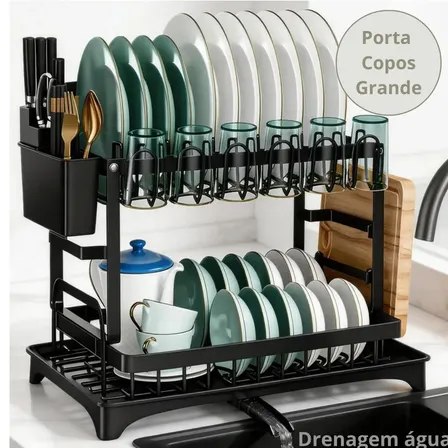 Escorredor de louças Zelvi de dois andares feito de aço carbono na cor preta, contendo pratos, copos, talheres e uma tábua de corte organizados sobre uma bancada de cozinha.