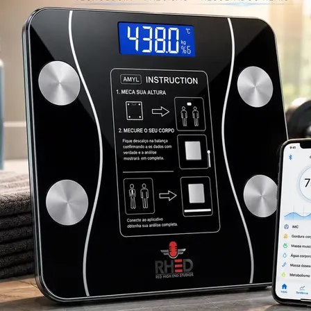 Balança de bioimpedância RHED na cor preta com display digital, sensores metálicos circulares e smartphone ao lado exibindo dados de saúde no aplicativo
