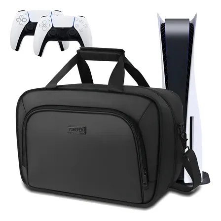 Bolsa de transporte preta da marca Yorepek para console PS5, exibindo ao lado o console PlayStation 5 e dois controles DualSense brancos