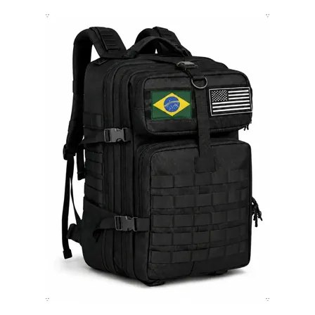 Mochila tática Forpak de 50 litros na cor preta, com sistema de fitas modulares, fechos de engate rápido e patches das bandeiras do Brasil e dos Estados Unidos na parte frontal.