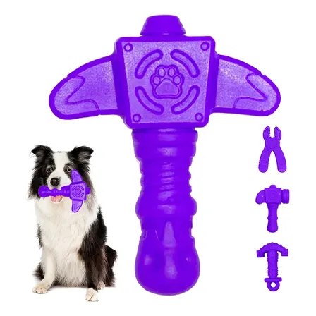 Mordedor para cães em formato de foice na cor roxa, com textura para limpeza dental, exibido ao lado de um cão border collie e ícones de outros modelos de brinquedos da linha.