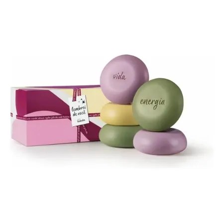 Kit de sabonetes em barra Natura Tododia com cinco unidades de 90g cada, exibindo sabonetes nas cores lilás, verde e amarelo ao lado de uma caixa decorada com a frase Lembrei de Você.