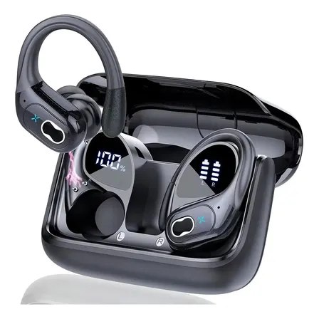 Fone de ouvido sem fio Mertto na cor preta com design de gancho, posicionado ao lado de seu estojo de carregamento aberto que exibe um visor digital de bateria.