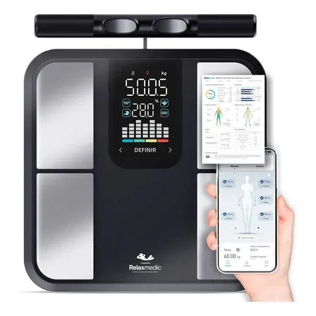 Balança de bioimpedância Relaxmedic preta com 8 sensores, exibindo dados no visor e relatório detalhado via aplicativo de celular