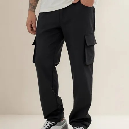 Homem vestindo calça jogger masculina preta modelo cargo com quatro bolsos e corte slim