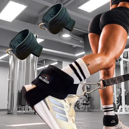 Tornozeleira para glúteo da marca Bulldozer na cor preta, sendo utilizada em um exercício de polia crossover em uma academia.