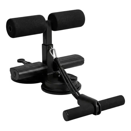 Aparelho abdominal preto com base de ventosa, apoios acolchoados para os pés e extensor elástico com manopla para exercícios.