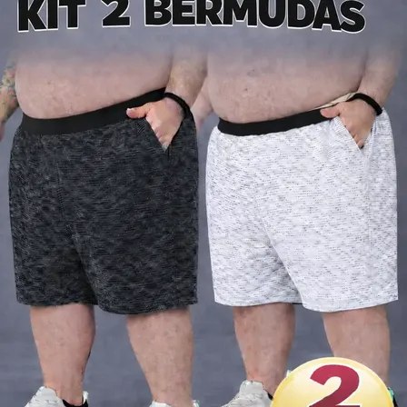 Kit com duas bermudas masculinas plus size em moletom, uma na cor preta rajada e outra na cor branca rajada, exibidas em modelo vestindo tamanho G4 (56).