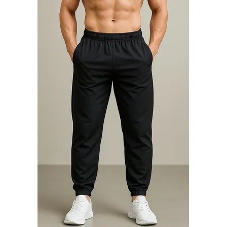 Homem vestindo calça esportiva preta modelo dry fit de helanca com bolsos laterais e punhos ajustados