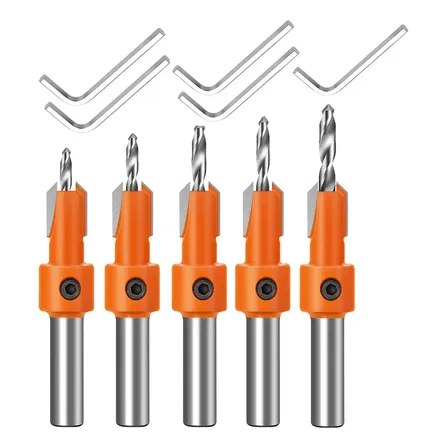Kit com 5 brocas para madeira na cor laranja com escareadores, limitadores de profundidade e chaves Allen dispostos sobre fundo branco