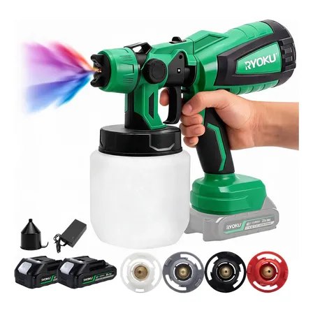 Pistola de pintura elétrica Ryoku na cor verde, sendo segurada por uma mão, com reservatório branco, duas baterias, carregador e quatro bicos de pulverização dispostos abaixo.