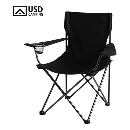 Cadeira dobrável USD Camping na cor preta com braços e porta-copos integrado, vista em perspectiva