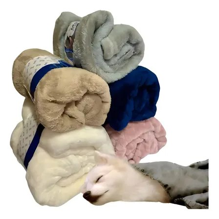 Pilha de mantas para pets da marca Bacon Born em diversas cores, incluindo tons de bege, azul, rosa e cinza, com um pequeno cachorro dormindo ao lado.