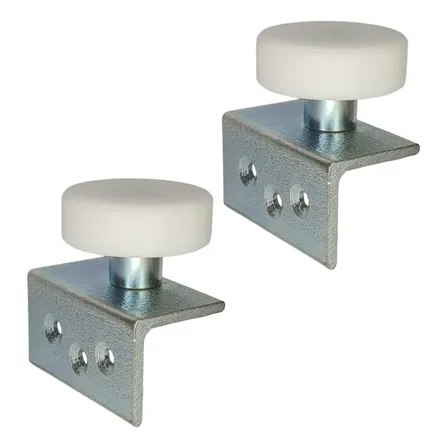 Duas roldanas de nylon branco de 42mm montadas em suportes metálicos em formato de L com furos para fixação