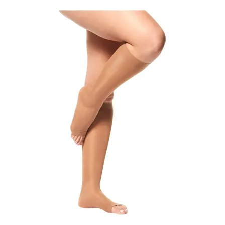 Pernas femininas vestindo meia de compressão 3/4 Kendall cor mel com ponta aberta
