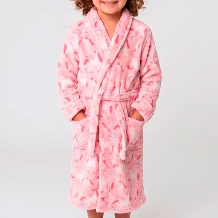 Roupão infantil rosa com estampa lúdica de laços e corações, plush macio, cintura com faixa e bolsos frontais, sendo usado por criança.