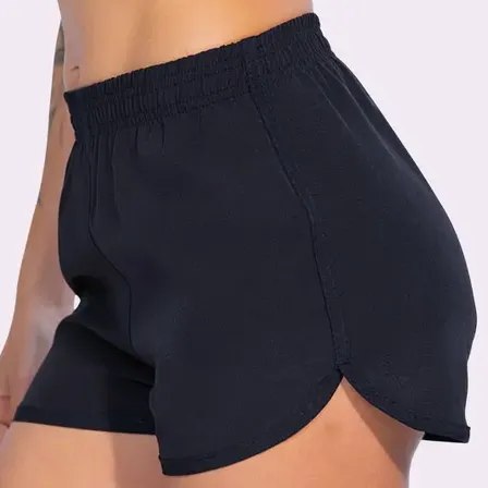 Close lateral de um short feminino preto em tecido tactel com elástico na cintura e corte arredondado nas pernas