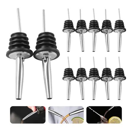 Kit com 12 bicos dosadores de aço inox com vedação em borracha preta, exibidos em conjunto e em uso com garrafas