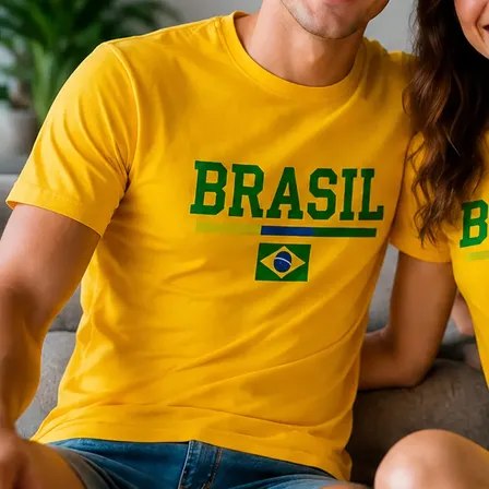 Pessoa vestindo camiseta amarela com estampa Brasil e bandeira do Brasil no peito
