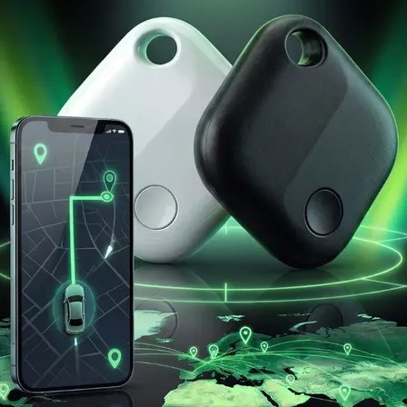 Mini rastreador veicular GPS em formato quadrado arredondado nas cores preto e branco, mostrado ao lado de um smartphone exibindo mapa com rota e pontos de localização