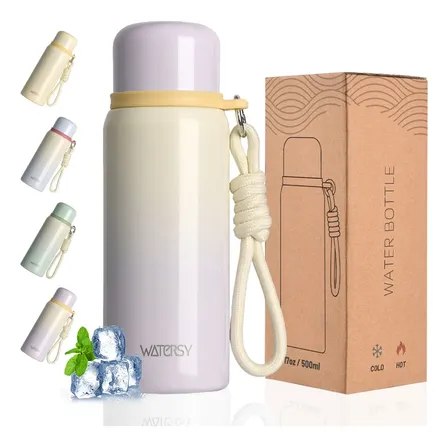 Garrafa térmica WaterSy de 500ml na cor lavanda, com alça de transporte, ao lado de sua embalagem de papelão e cubos de gelo.
