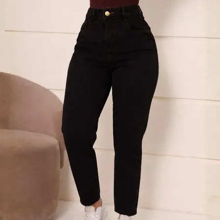 Calça jeans feminina modelo mom na cor preta com cintura alta e fechamento por botão, vista de frente em manequim