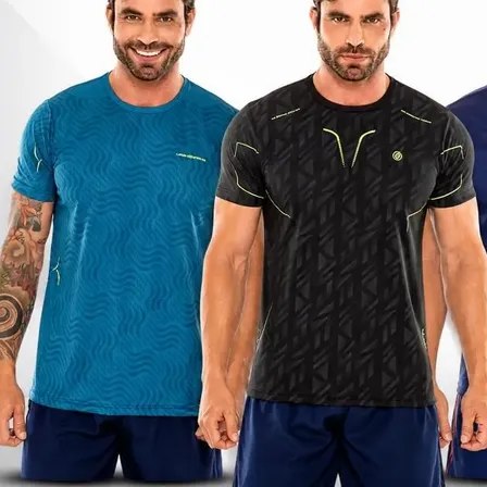 Dois modelos masculinos vestindo camisetas Dry Fit estampadas, uma na cor azul e outra na cor preta, com bermudas escuras.