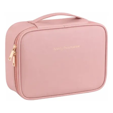 Necessaire grande de cor rosa com acabamento liso, alça superior e fechamento por zíper duplo com a inscrição Beauty Preservation na parte frontal