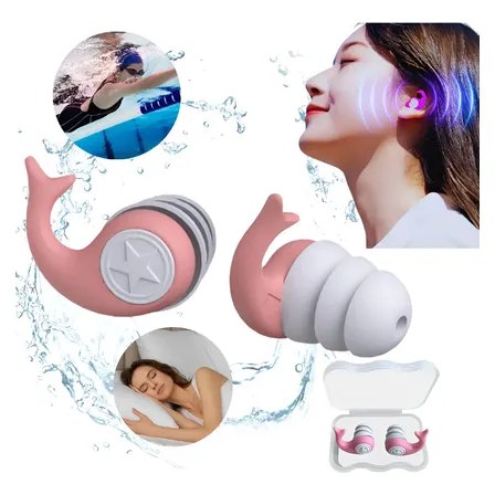 Par de protetores auriculares rosa em formato de baleia, exibidos com estojo de transporte, demonstrando uso durante natação e sono