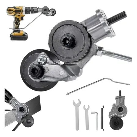 Adaptador de corte para chapa de metal e alumínio com engrenagens, disco de corte, punho guia lateral, chaves de instalação e pino, ao lado de uma parafusadeira amarela